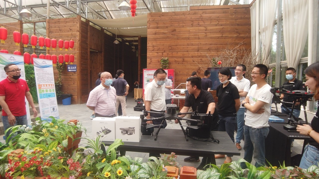 领导参观展台.JPG 领导参观展台.JPG