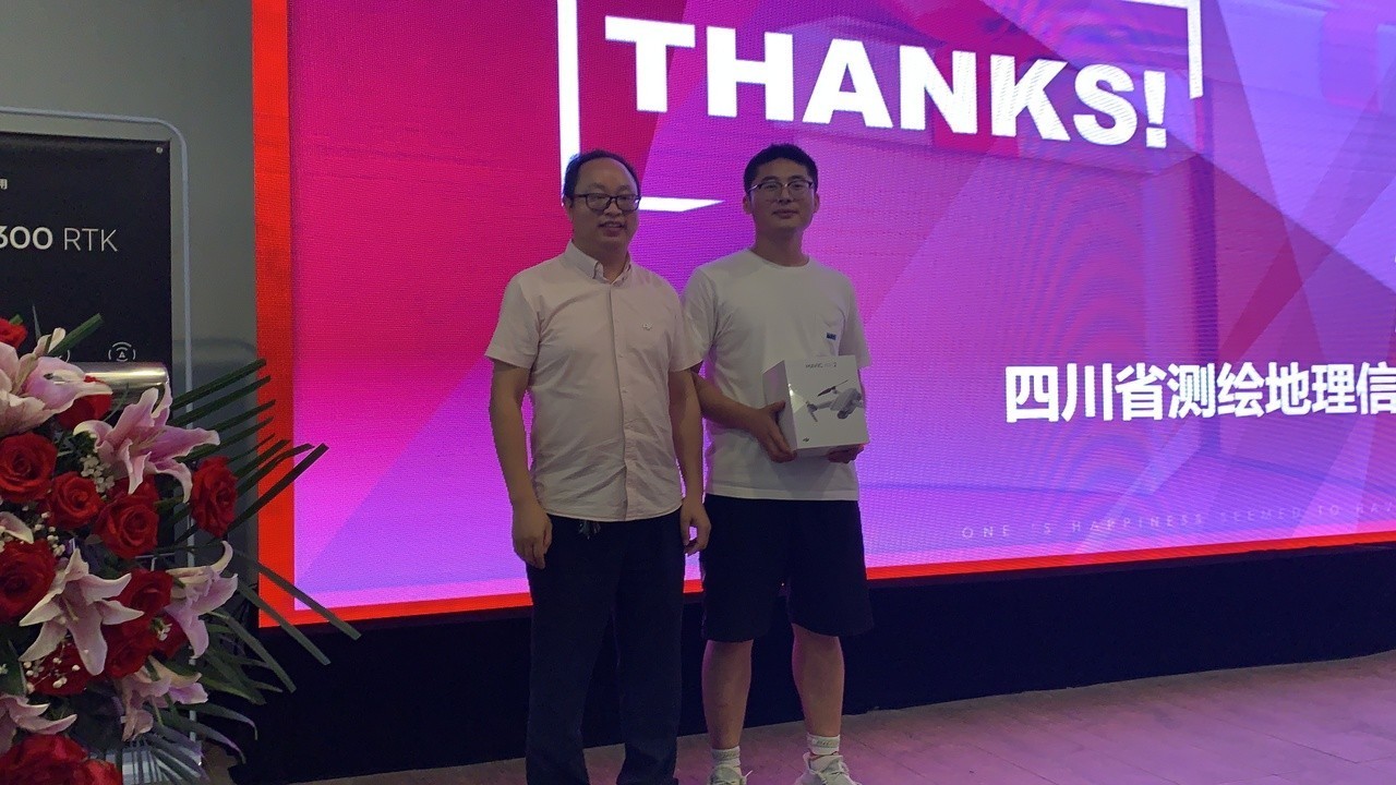 颁奖.jpg 颁奖.jpg