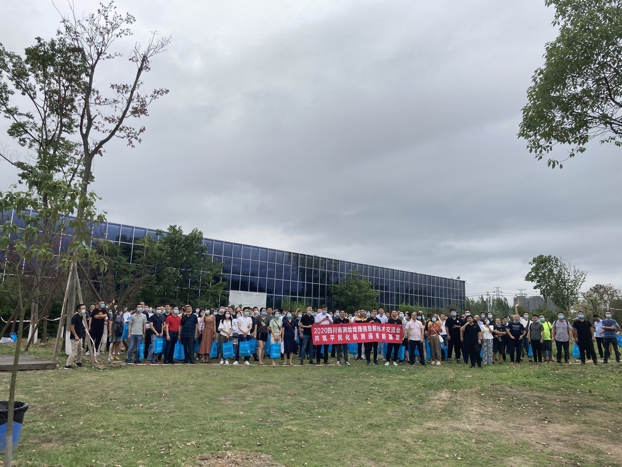 外场合影.jpg 外场合影.jpg